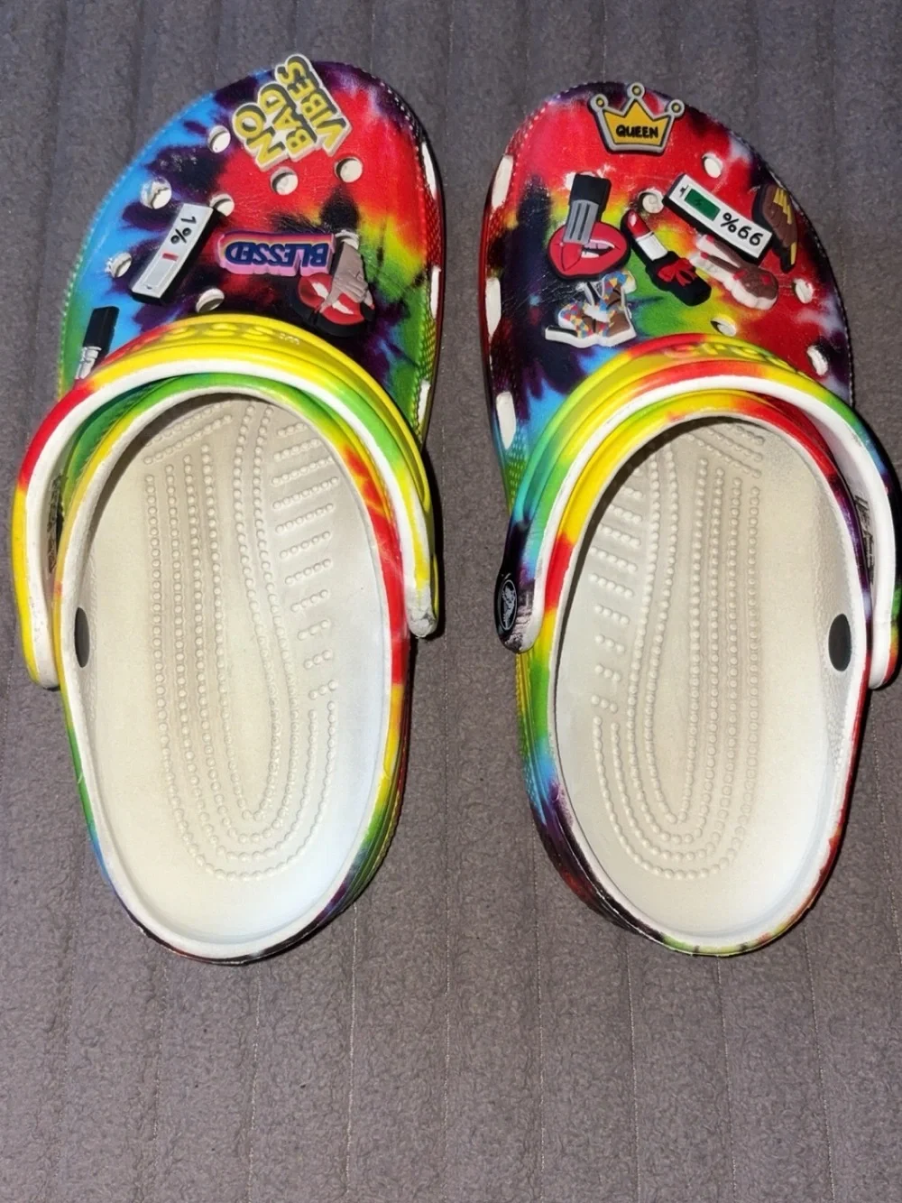 CROCS Kids Tie-Dye Clogs with funny Charm Pins - Rainbow